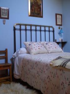 a blue bedroom with a bed with a pillow on it at La Pavana in Valoria del Alcor