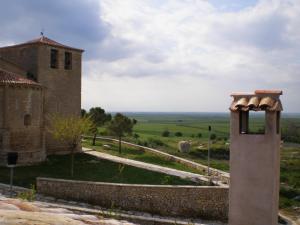 a building on a hill with a view of a field at La Pavana in Valoria del Alcor