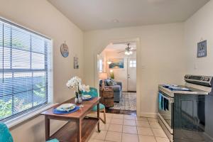 Gallery image of Blue Dolphin Cottage Walk to Galveston Seawall! in Galveston