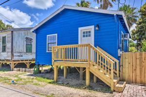 Gallery image of Blue Dolphin Cottage Walk to Galveston Seawall! in Galveston