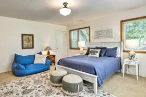 1 dormitorio con 1 cama azul y 1 silla azul en Beautiful Cottage, Steps to Downtown Murphys!, en Murphys