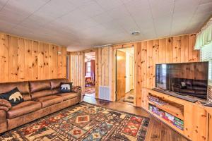 Imagen de la galería de Wolfs River Retreat with Yard and River Access!, en Baldwin