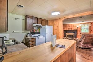 Imagen de la galería de Wolfs River Retreat with Yard and River Access!, en Baldwin