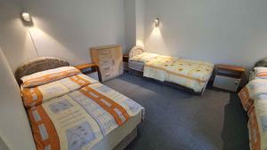 Holiday home in Balatonföldvar 18543 tesisinde bir odada yatak veya yataklar