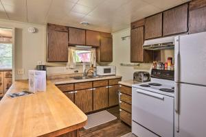 Imagen de la galería de Wolfs River Retreat with Yard and River Access!, en Baldwin 29 fotos más