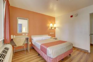 Katil atau katil-katil dalam bilik di Motel 6-Westminster, CA - North