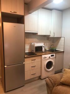 cocina con nevera y lavadora en Urban - Apartamento céntrico en Alcalá de Henares, en Alcalá de Henares