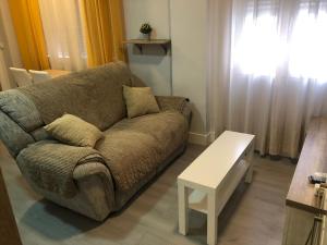 sala de estar con sofá y mesa en Urban - Apartamento céntrico en Alcalá de Henares, en Alcalá de Henares
