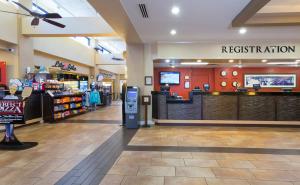 a fast food restaurant with a counter in a store at Rosen Inn Lake Buena Vista in Orlando