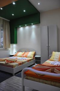 Postel nebo postele na pokoji v ubytování Rooms Turist + 37 fotografií