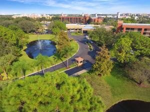 uma vista superior de um parque com um lago em Rosen Inn Lake Buena Vista em Orlando