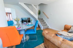 Zona d'estar a 4 en-suite bedroom house with free parking Aylesbury