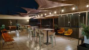 un restaurante con mesas, sillas y sombrillas en Hostel Boutique Merced 88 en Santiago