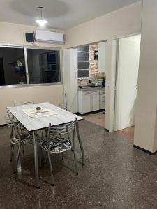 uma mesa e cadeiras num quarto com uma cozinha em Departamento menduca em Mendoza