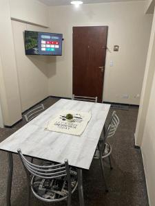 uma mesa num escritório com duas cadeiras e uma porta em Departamento menduca em Mendoza