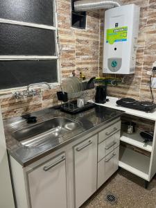 uma cozinha com um lavatório e uma bancada em Departamento menduca em Mendoza