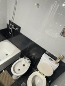 uma casa de banho com um WC, um lavatório e uma banheira em Departamento menduca em Mendoza