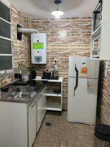 uma cozinha com um frigorífico branco e um fogão em Departamento menduca em Mendoza