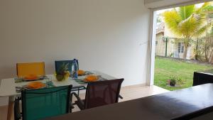 Ein Garten an der Unterkunft Ti'Krystal