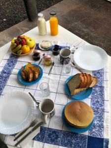 una mesa con platos de comida y fruta. en Adega do Golfinho, en Feiteira