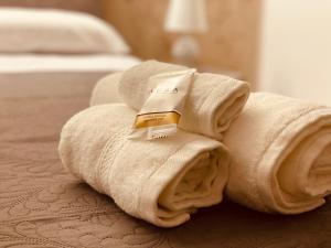 una pila de toallas sentadas encima de una cama en Testa di Moro, en Marsala