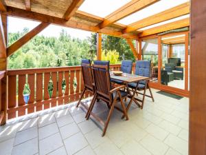 eine Terrasse mit einem Tisch und Stühlen auf einer Terrasse in der Unterkunft Detached Bungalow in G ntersberge in the Harz Mountains in Harzgerode