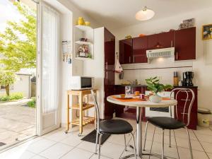 una pequeña cocina con mesa y sillas en una habitación en Gîte Blain, 2 pièces, 2 personnes - FR-1-306-1007, en Blain