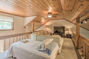 A bed or beds in a room at Updated N Conway Retreat Near Hiking and Shopping!