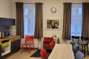 - un salon avec une table et des chaises rouges dans l'établissement K-HAUS, à Děčín