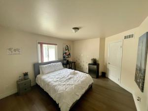 3 Bedrooms - full kitchen - bbq- backyard - spacious!