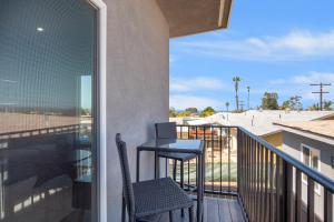 einen Balkon mit einem Tisch und Stühlen in der Unterkunft Mission Bay Vista in San Diego