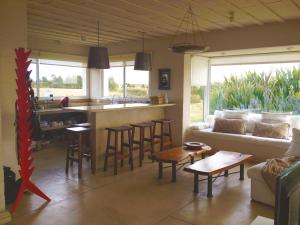 sala de estar con sofá y mesa en La Chacra Jose Ignacio, en José Ignacio