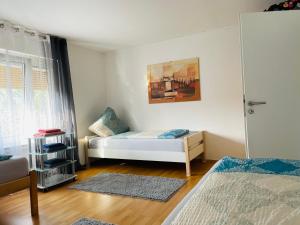 ein kleines Schlafzimmer mit einem Bett und einem Fenster in der Unterkunft Bei Daniel am Dortmunder Flughafen in Dortmund
