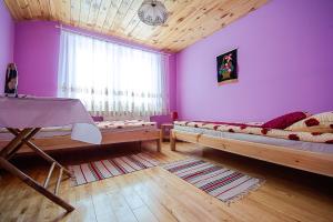 Giường trong phòng chung tại Dom na Starym Gościńcu Tiszyna