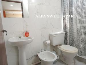 Ett badrum på ALFA SWEET APARTS