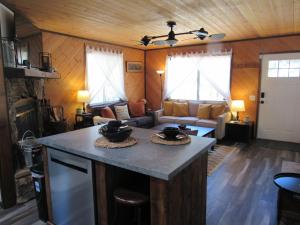 een keuken en een woonkamer met een eiland in een huis bij Lazy Pines in Sugarloaf +12 foto's