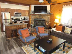 een woonkamer met een bank en een open haard bij Lazy Pines in Sugarloaf