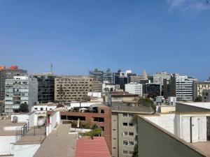 - Vistas al perfil urbano de los edificios en Cómodo y céntrico Apartamento en San Isidro, en Lima