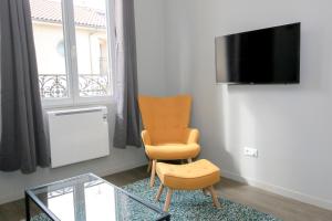 Televízia a/alebo spoločenská miestnosť v ubytovaní L'Industriel, T2 hypercentre chic et cosy, Wifi par SOVALFI