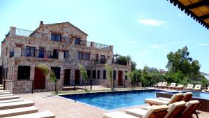 Villa con piscina frente a un edificio en Limni Resort en Ksamil