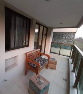 里約熱內盧的住宿－Apartamento Padrão em condominio completo no Recreio，客房设有长凳和带窗户的阳台。