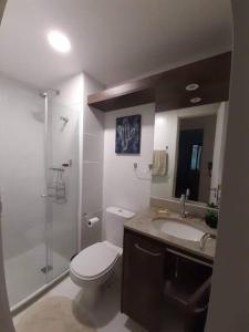 uma casa de banho com um WC, um lavatório e um chuveiro em Apartamento Padrão em condominio completo no Recreio no Rio de Janeiro