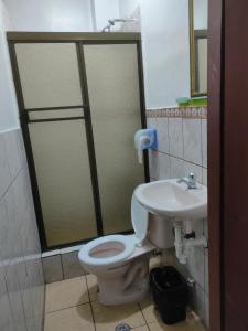 Ett badrum på Hotel Eloy Alfaro
