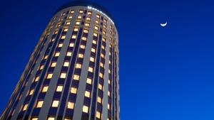 Un palazzo alto con una luna nel cielo di Via Inn Akihabara a Tokyo