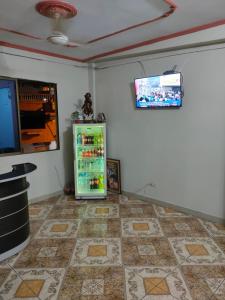 TV at/o entertainment center sa Hotel Eloy Alfaro