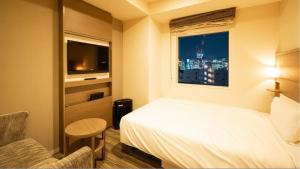 Tempat tidur dalam kamar di Via Inn Higashiginza