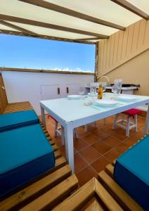 a dining room with a table and chairs at Le "61" MARINA ROOFTOP 2CH 2SDB TERRASSE MARINA in Baimbridge