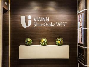un letrero para el almacén del oasis de viñas shini oeste en Via Inn Shin Osaka West en Osaka