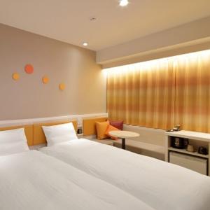 1 dormitorio con 1 cama blanca grande y 1 silla en Via Inn Shin Osaka Shomenguchi en Osaka