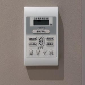 大阪市にあるヴィアイン新大阪正面口 (JR西日本グループ)のバスルームの壁面にリモコン